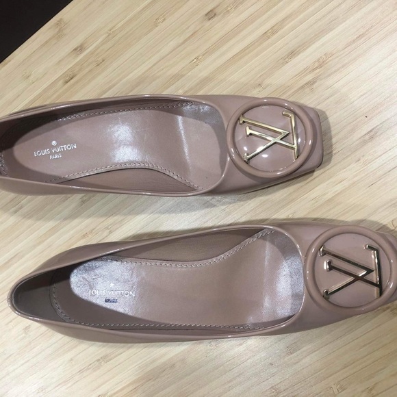 Louis Vuitton Authentic Madeleine Logo Pump. - Picture 3 of 3